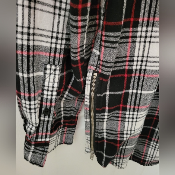 On the Byas men's casual button up - large - Picture 3 of 3